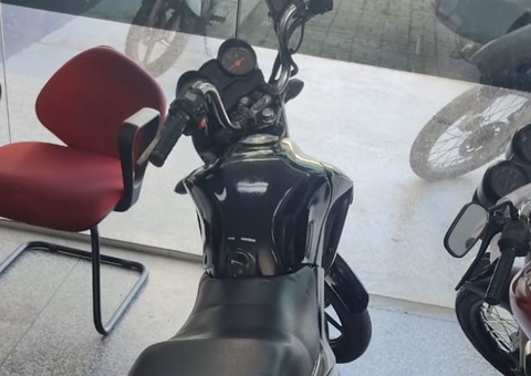 Casal é preso dando 'rolezinho' em Manaus com moto roubada