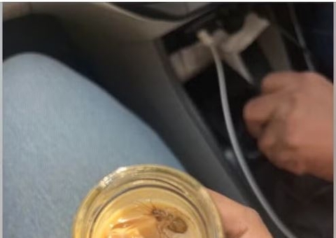 Cliente encontra barata em bebida e confunde inseto com grão de café