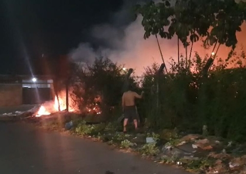 Incêndio destrói terreno e desespera moradores no Nova Cidade, veja vídeo