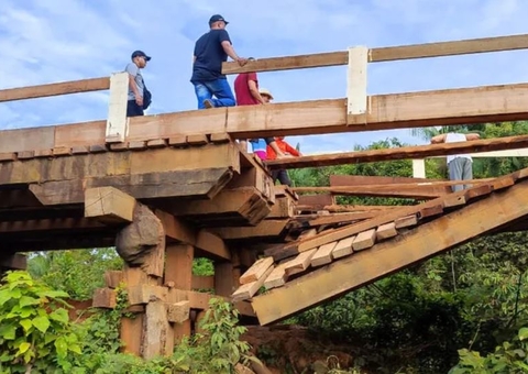 Ponte de madeira amanhece serrada na BR-319 e moradores ficam isolados no Amazonas