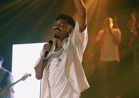 Cantor gospel Jhonas Serra faz show em igreja de Manaus