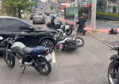 Acidente entre carro e moto deixa homem ferido no Vieiralves
