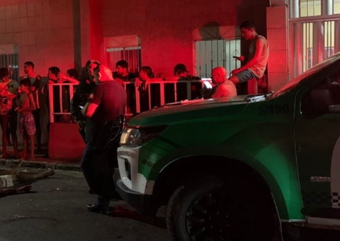 População enfurecida lincha homem no meio da rua em Manaus