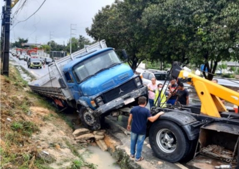 Caminhão de cerveja tomba em avenida alagada e provoca trânsito em Manaus