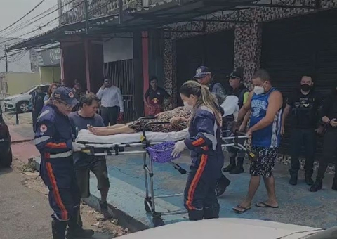 Idosa é resgatada após passar três dias com filho morto dentro de kitnet em Manaus