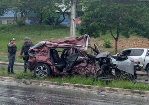 Criança de 3 anos que estava em carro atingido por caminhão morre em Manaus