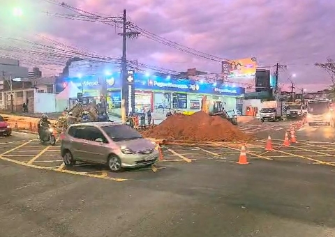 Obra, que deve durar dias, interdita trecho da Av. Djalma Batista e deixa trânsito caótico 