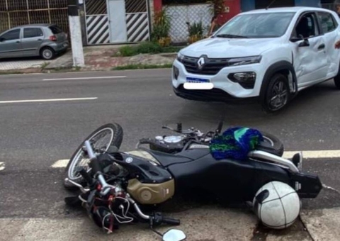 Motociclista vai parar do outro lado da pista ao ser atropelado por carro em Manaus