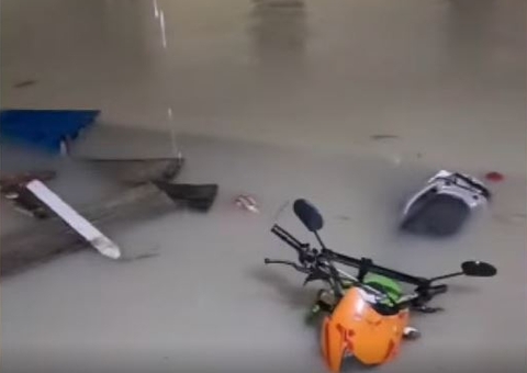 Casas e veículos ficam debaixo d'água em cena desesperadora durante temporal em Manaus