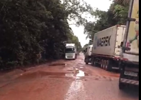 Motoristas se arriscam entre lama e crateras em trecho caótico na BR-174 