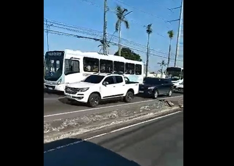 Incêndio em carro causa congestionamento quilométrico na av. Torquato Tapajós