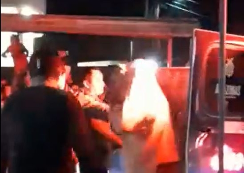 População cerca delegacia e ameaça linchar suspeito de estuprar 3 crianças no Amazonas