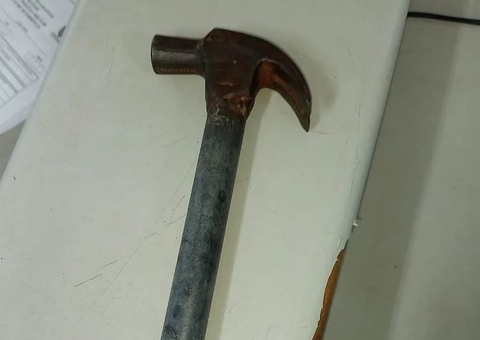 Irmãos são presos suspeitos de usarem martelo para assaltar mulher no Amazonas