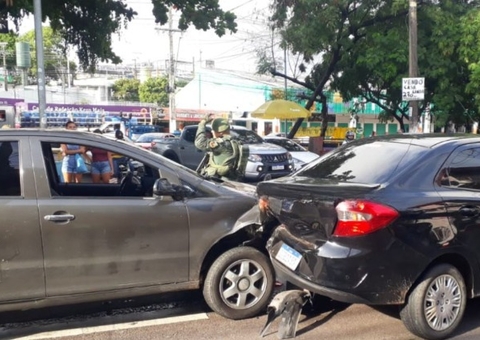 Acidente entre carros paralisa trânsito na Av. Brasil em Manaus