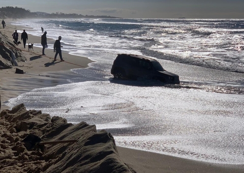 Vídeo: Cadeirante fica com carro atolado após decidir passear em praia