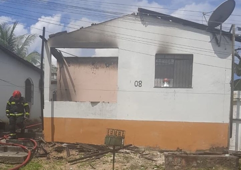 Incêndio destrói casa e desespera populares em Manaus
