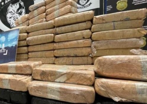 Duas toneladas de drogas e sete fuzis são apreendidos no Rio Solimões
