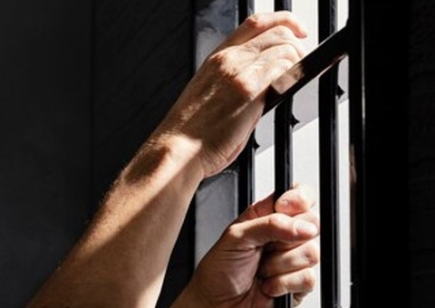 Homem é preso após estuprar a própria irmã dentro de casa em Manicoré