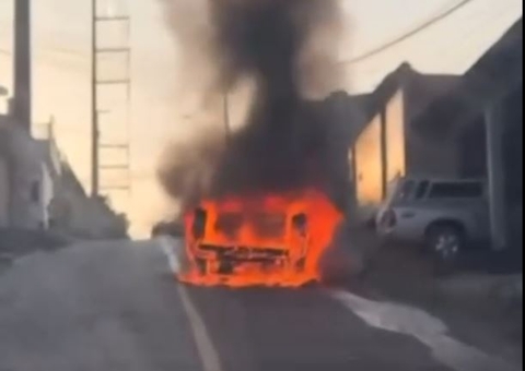 Carro é completamente consumido em incêndio no meio da rua no Petrópolis 