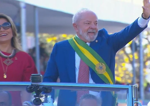 Sob forte esquema de segurança, Lula chega ao desfile de 7 de setembro em carro aberto 