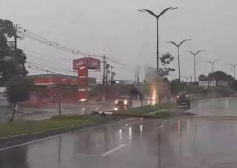 Carro arranca poste durante acidente em avenida de Manaus