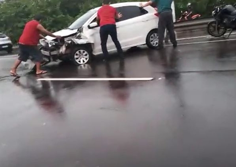 Acidente: Homem é arremessado de moto ao ser atingido por carro em Manaus