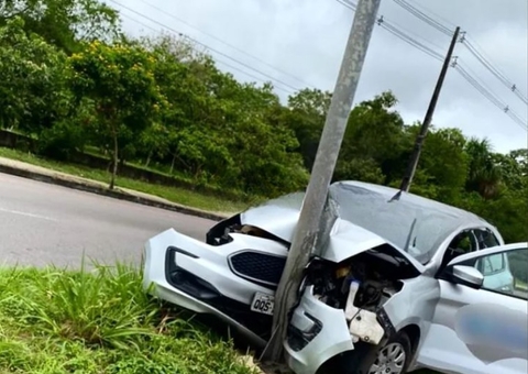 Carro invade canteiro e atinge poste em avenida de Manaus