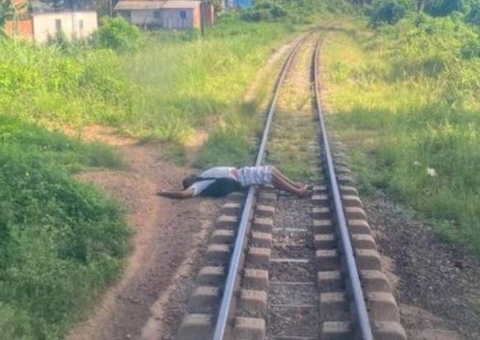Homem embriagado dorme em trilho e quase é esmagado por trem