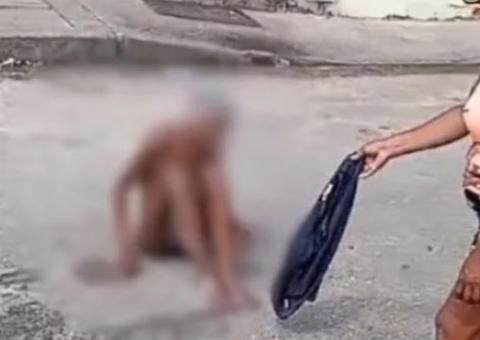 Mulher é presa após abandonar mãe nua na rua