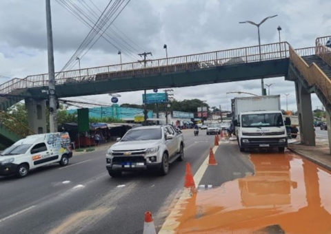 Av. Torquato Tapajós tem faixas interditadas após vazamento de água 