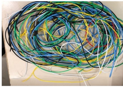 Jovem é 'condenado pelo tribunal do crime' por roubar fios elétricos