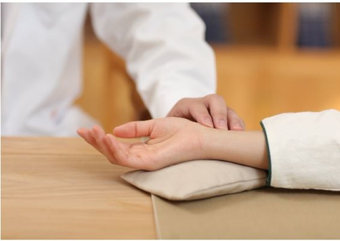 Jovem finge aprovação em Medicina e vira alvo de críticas ao ser desmascarada por conhecidos