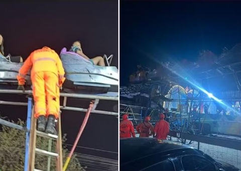 Grupo é resgatado de montanha-russa com defeito