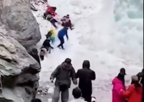 Turistas ficam feridos após parte de cachoeira congelada desabar; vídeo
