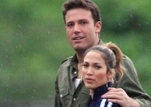 Jennifer Lopez e Ben Affleck são flagrados em varanda de mansão em Miami