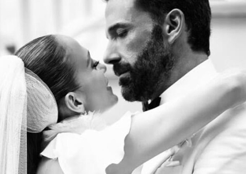 Jennifer Lopez abre álbum de casamento com Ben Affleck e relata conto de fadas: '20 anos depois'