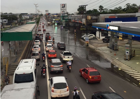 Trecho da Av. Torquato Tapajós fica alagado após temporal 
