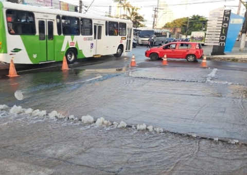 Rompimento em tubulação interdita rua e deixa bairros sem água em Manaus
