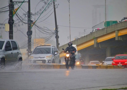 Manaus amanhece sob chuva torrencial e alertas severos de desastres