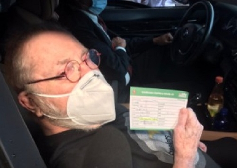 Jô Soares é vacinado contra Covid-19 em São Paulo