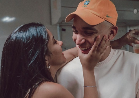 João Gomes pede a namorada Ary Mirelle em casamento