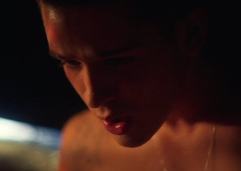 João Guilherme surge nu em cena de sexo de nova série; vídeo