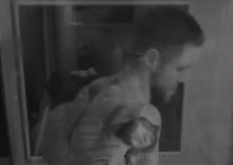 Jonas cumpre promessa e toma banho nu no BBB após Festa do Líder