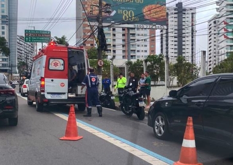 Moto vai parar no chão e piloto fica ferido durante acidente em Manaus