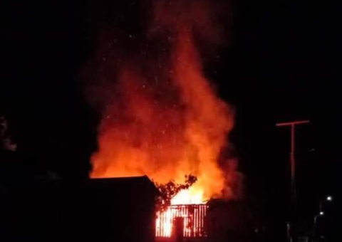 Idoso morre carbonizado após casa consumida durante incêndio no Amazonas