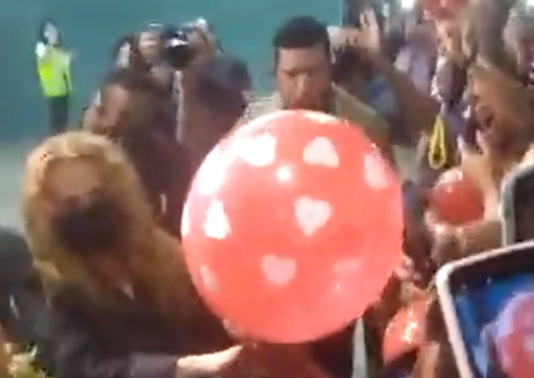 Joelma é ovacionada por fãs eufóricos em aeroporto de Manaus