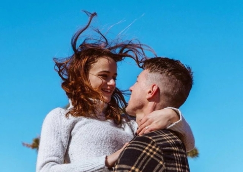 Joey King, protagonista de ‘A Barraca do Beijo’, revela noivado