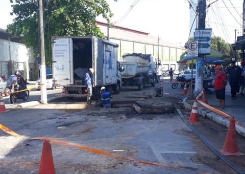 Obra emergencial interdita rua no Centro de Manaus