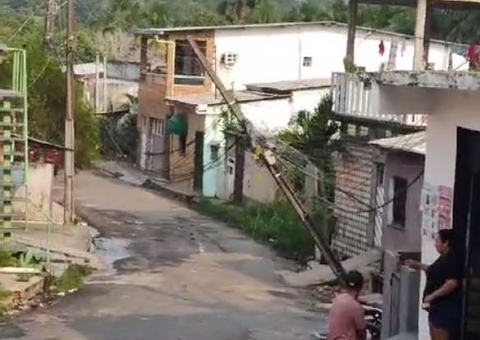 Poste ameaça despencar sobre moradores após temporais em Manaus