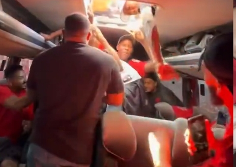 Torcedores invadem ônibus com jogadores do Flamengo pelo teto; vídeo